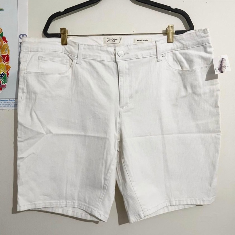 NWT! JESSICA SIMPSON White Maxwell Bermuda Shorts Size 24W
